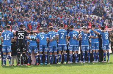 Plantel con le hinchada de fondo.