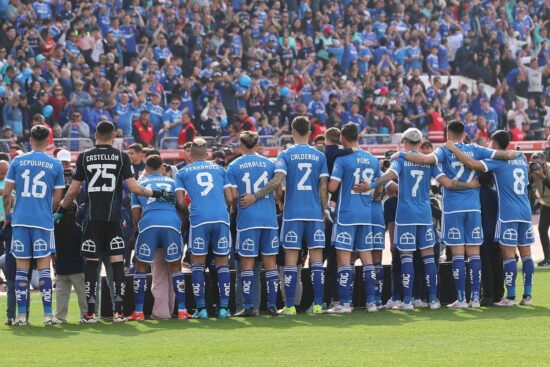 Plantel con le hinchada de fondo.