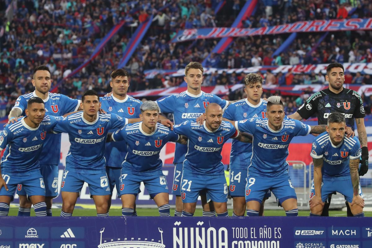 Formación de Universidad de Chile en un partido en el Estadio Nacional.