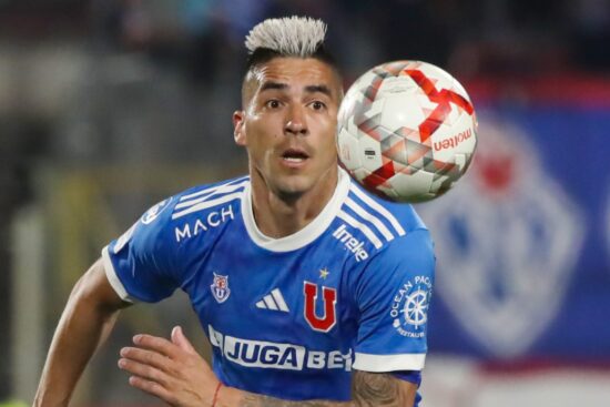 Leandro Fernández con un balón y camiseta de Universidad de Chile.