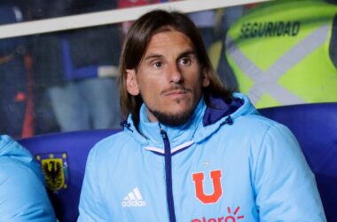 Sebastián Beccacece con indumentaria de Universidad de Chile.