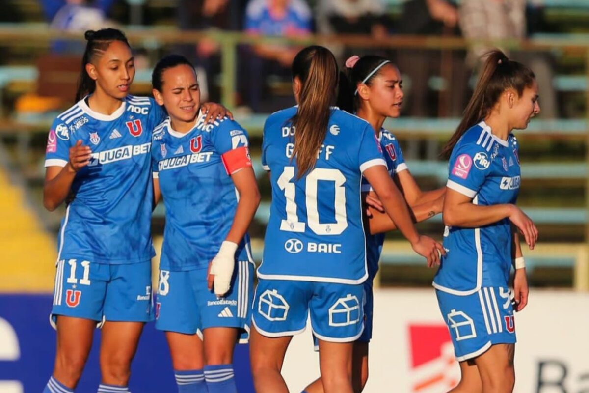 Jugadoras de Universidad de Chile celebrando un gol.