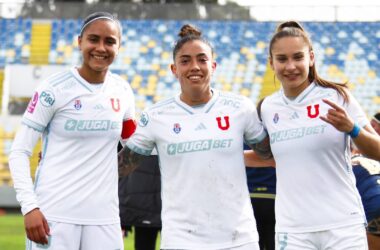 Franchesca Caniguán, Valentina Díaz y Mariana Morales tras el triunfo de Universidad de Chile Femenino.