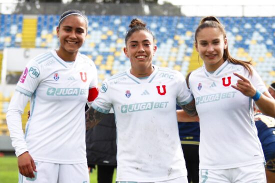 Franchesca Caniguán, Valentina Díaz y Mariana Morales tras el triunfo de Universidad de Chile Femenino.