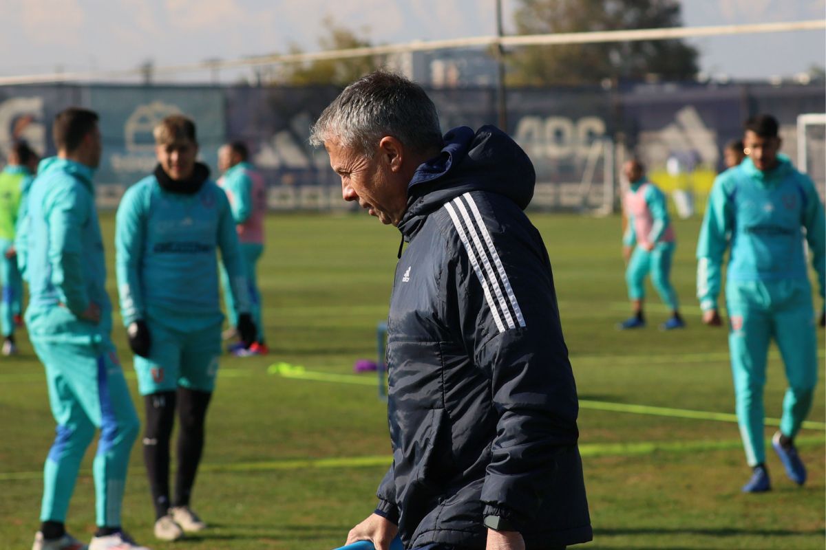 No se habló de fútbol: Gustavo Álvarez se disculpa y sólo tuvo palabras para la partida de “Manitos de ángel”