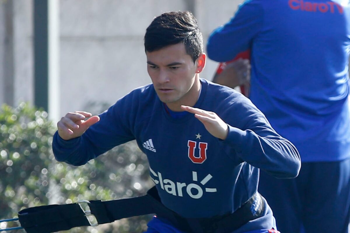 Charles Aránguiz entrenando con camiseta de Universidad de Chile.