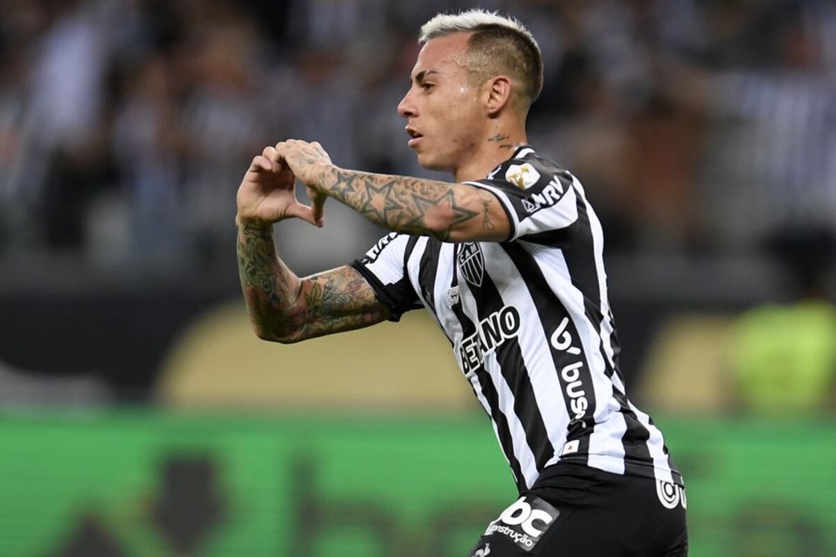 Eduardo Vargas celebrando un gol con Atlético Mineiro.