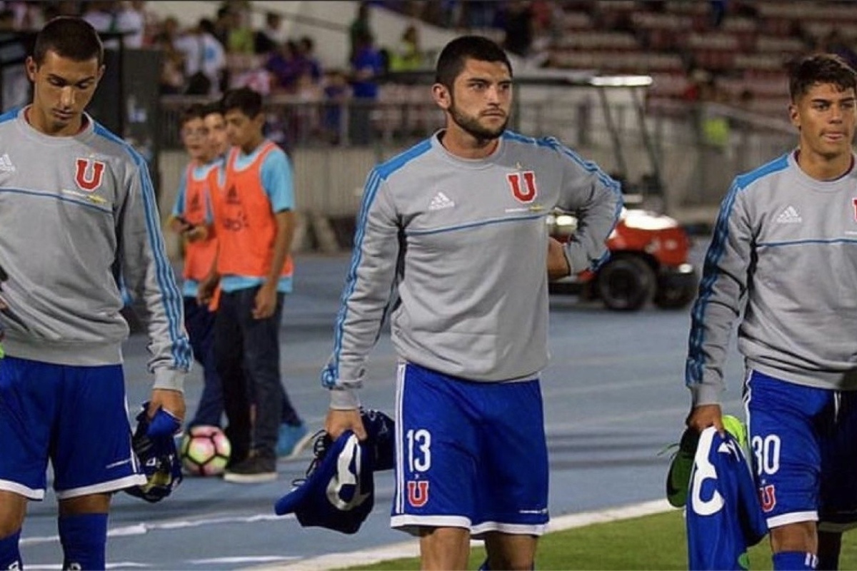 Debutó profesionalmente en la U, triunfa en Europa y se estrenó en la Campeona del Mundo frente a La Roja