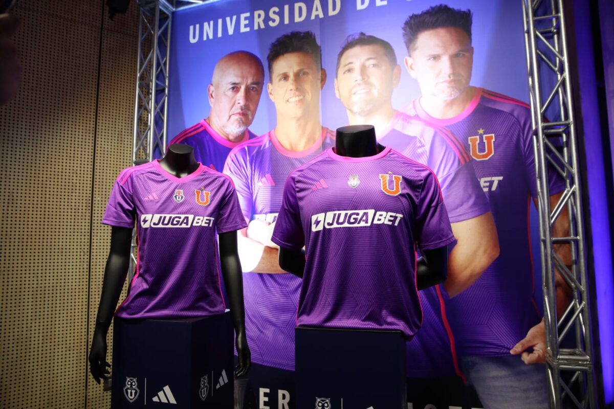 Tercera camiseta de Universidad de Chile.