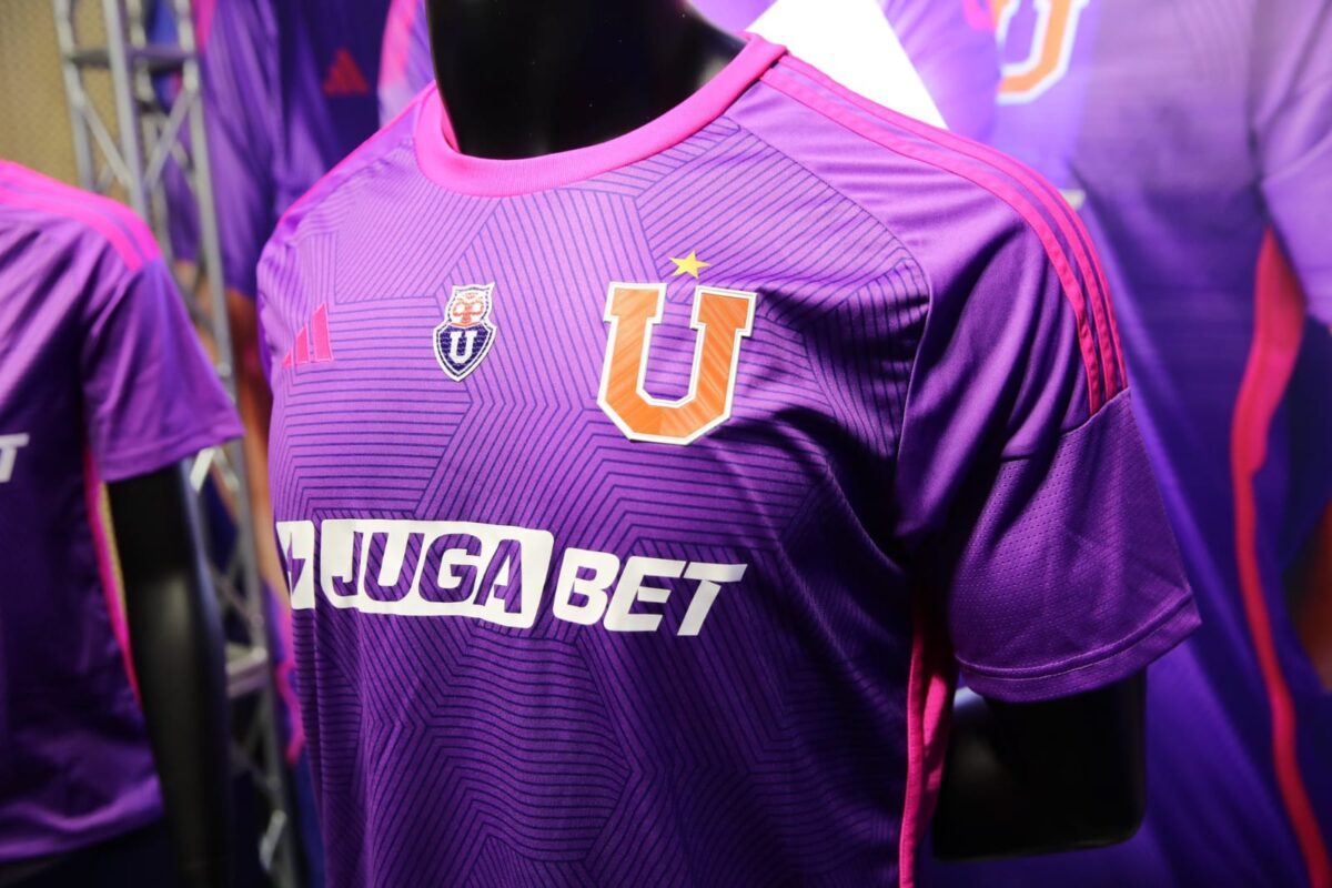 Tercera camiseta de Universidad de Chile.