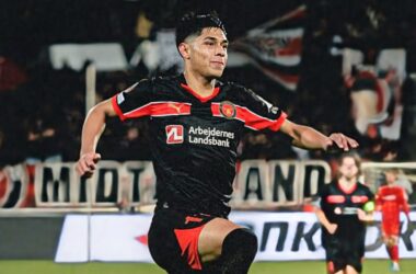 Darío Osorio celebrando un gol con Midtjylland,.