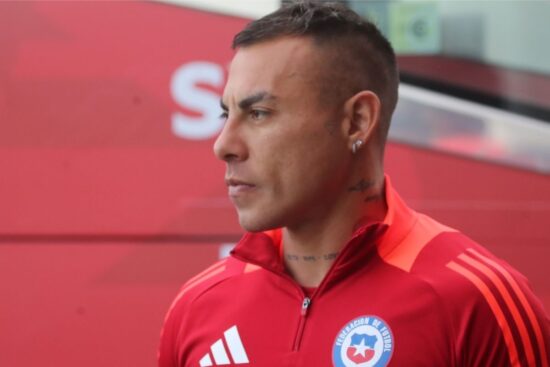 Primer plano a Eduardo Vargas con indumentaria de la Selección Chilena.