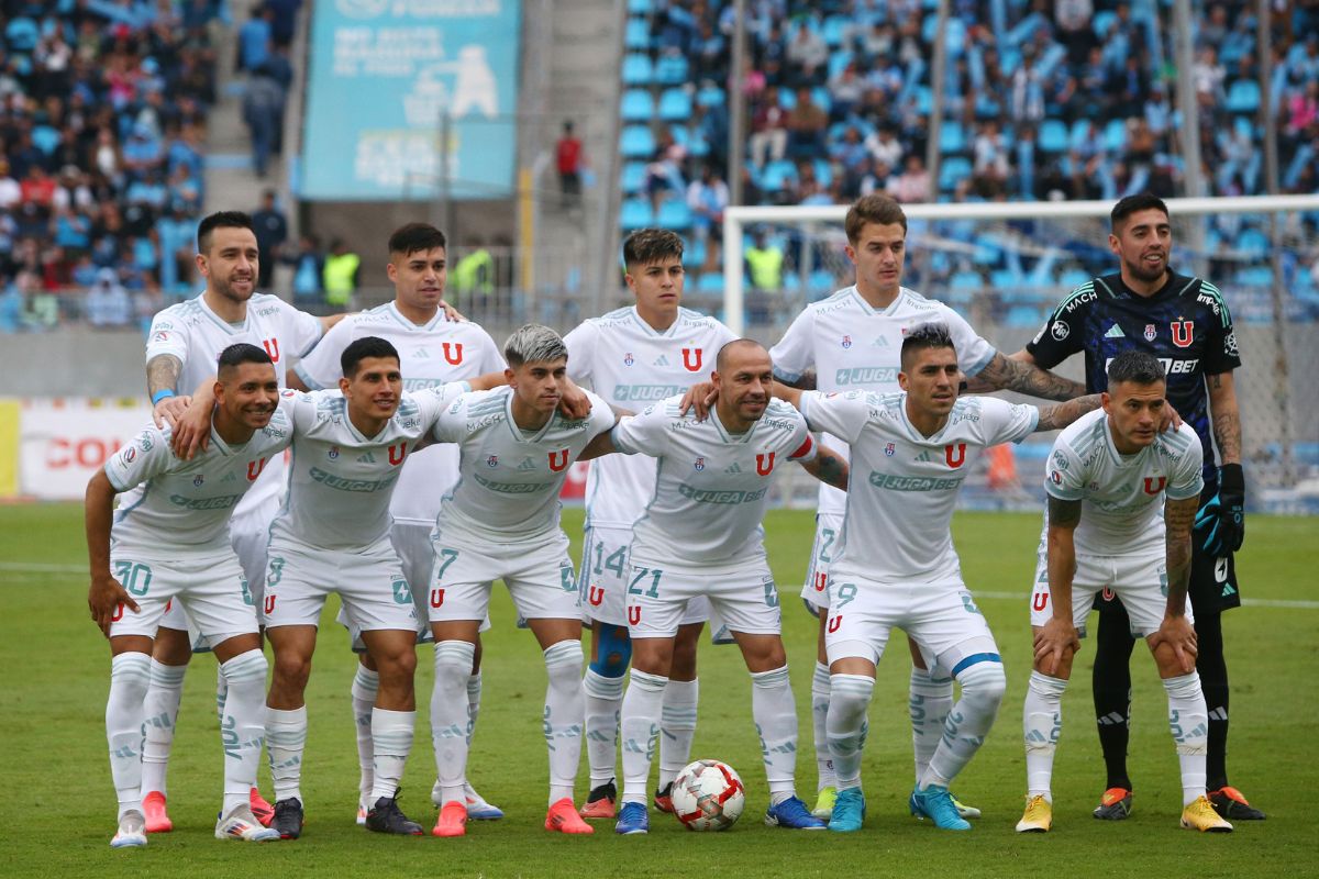 Hinchas de la U se toparon con figura de Colo-Colo en un avión y este fue el resultado