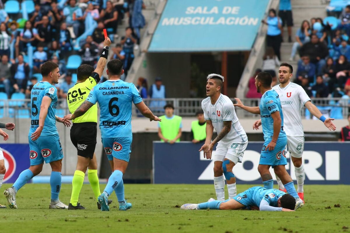 Leandro Fernández recibiendo tarjeta roja frente a Deportes Iquique.