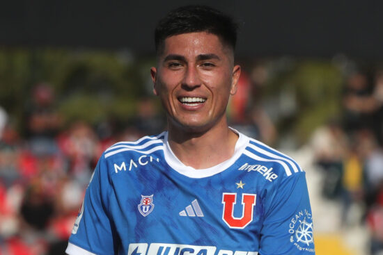 Matías Sepúlveda con la camiseta de Universidad de Chile.