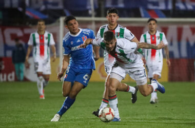 Futbol, Universidad de Chile vs Palestino. Copa Chile 2024. El jugador de Universidad de Chile Israel Poblete, izquierda, disputa el balon contra Juan Garro de Palestino durante el partido de vuelta de final regional centro norte de la Copa Chile disputado en el estadio Santa Laura en Santiago, Chile. 09/09/2024 Jonnathan Oyarzun/Photosport Football, Universidad de Chile vs Palestino. 2024 Copa Chile Championship. Universidad de Chile's player Israel Poblete, left, vies the ball against Juan Garro of Palestino during a final second leg match of the North-Center regional phase of the Copa Chile match held at the Santa Laura stadium in Santiago, Chile. 09/09/2024 Jonnathan Oyarzun/Photosport