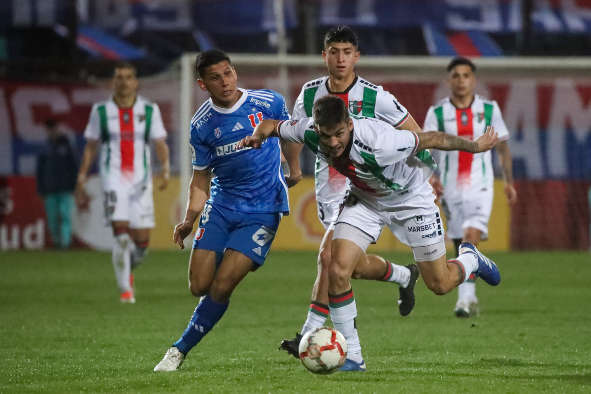 Futbol, Universidad de Chile vs Palestino. Copa Chile 2024. El jugador de Universidad de Chile Israel Poblete, izquierda, disputa el balon contra Juan Garro de Palestino durante el partido de vuelta de final regional centro norte de la Copa Chile disputado en el estadio Santa Laura en Santiago, Chile. 09/09/2024 Jonnathan Oyarzun/Photosport Football, Universidad de Chile vs Palestino. 2024 Copa Chile Championship. Universidad de Chile's player Israel Poblete, left, vies the ball against Juan Garro of Palestino during a final second leg match of the North-Center regional phase of the Copa Chile match held at the Santa Laura stadium in Santiago, Chile. 09/09/2024 Jonnathan Oyarzun/Photosport