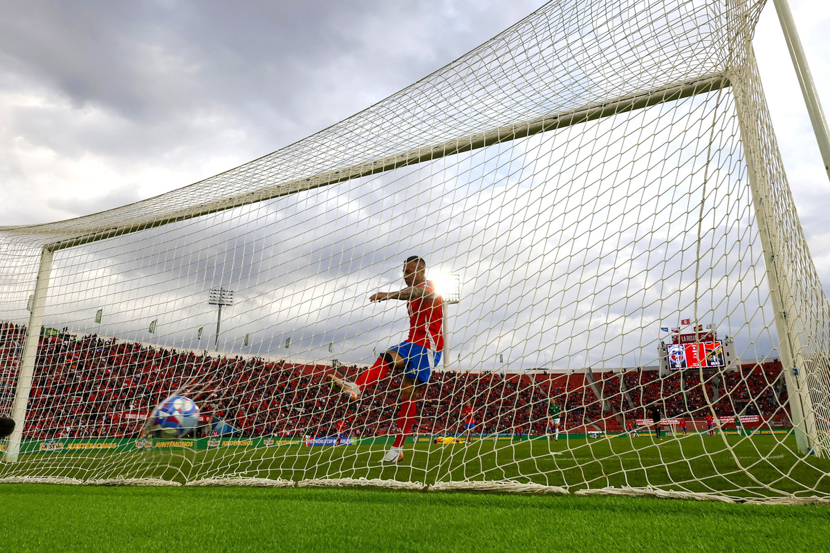 Carlos Lampe se pronuncia sobre la controversia en el gol de Eduardo Vargas tras su grave lesión