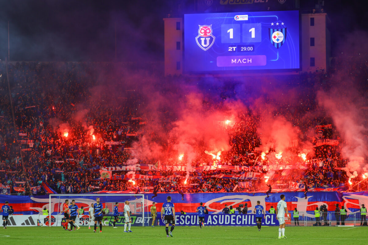 Futbol, Universidad de Chile vs Huachipato.
Fecha 25, Campeonato Nacional 2024.
Hinchas de Universidad de Chile alientan  durante el partido de primera division contra Huachipato en el estadio Nacional en Santiago, Chile.
24/09/2024
Marcelo Hernandez/Photosport

Football, Universidad de Chile vs Huachipato.
25th turn, 2024 National Championship.
Universidad de Chile's fans cheer during the first division match against Huachipato at the Nacional stadium in Santiago, Chile.
24/09/2024
Marcelo Hernandez/Photosport