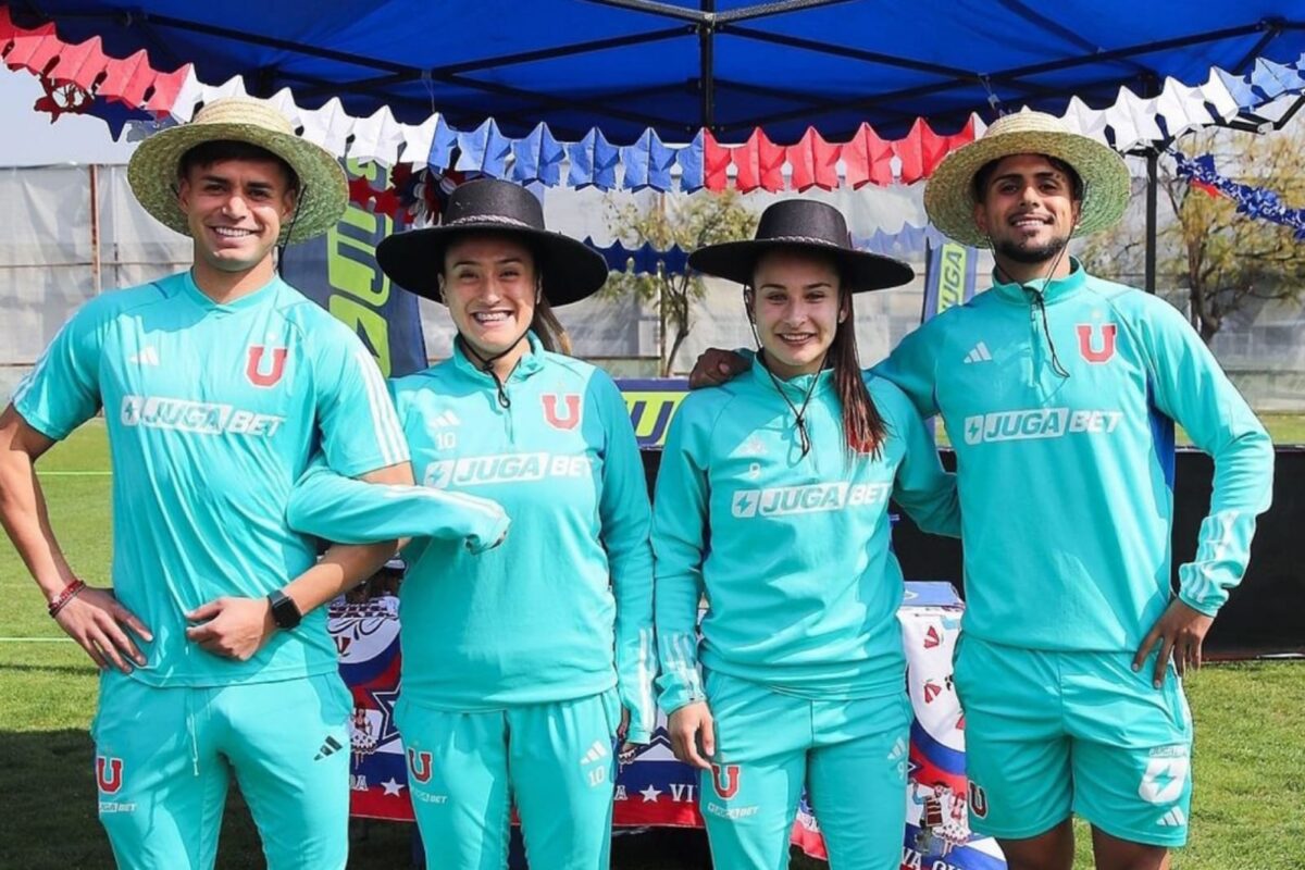 Plantel femenino y masculino de Universidad de Chile celebrando el 18 de septiembre