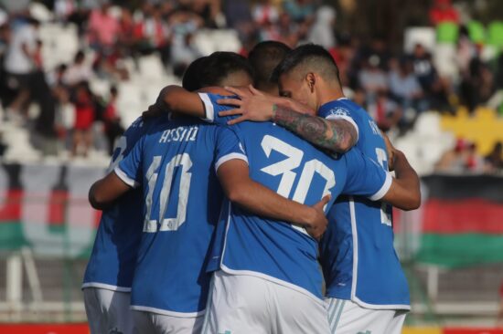 Plantel de Universidad de Chile celebrando un gol.