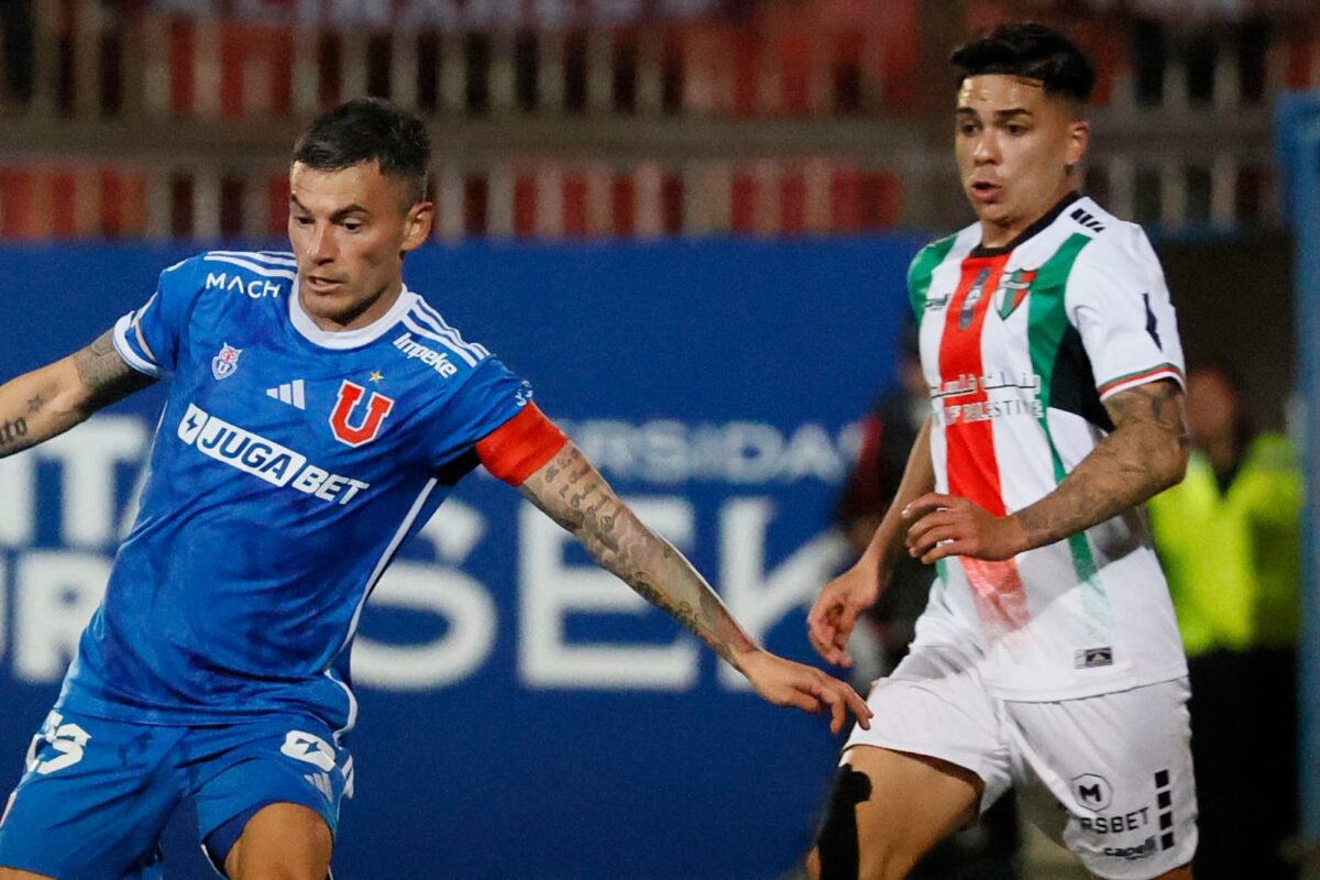 Charles Aránguiz durante un partido de Universidad de Chile vs Palestino.