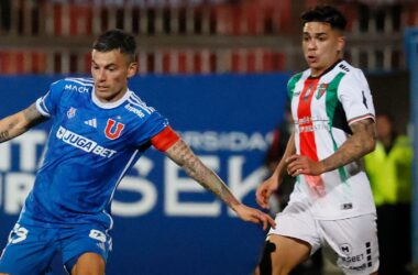 Charles Aránguiz durante un partido de Universidad de Chile vs Palestino.