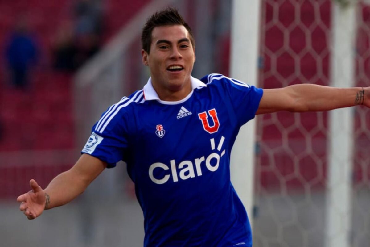 Primer plano a Eduardo Vargas con la camiseta de Universidad de Chile.