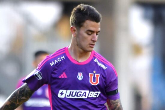 Primer plano a Franco Calderón con la camiseta de Universidad de Chile.