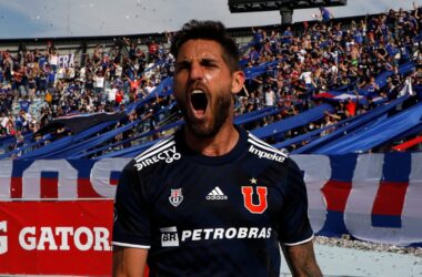 Joaquín Larrivey celebrando un gol con Universidad de Chile.