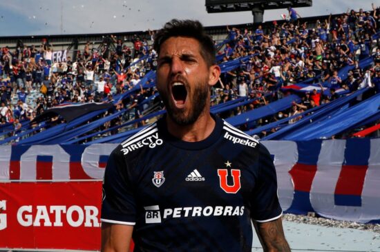 Joaquín Larrivey celebrando un gol con Universidad de Chile.