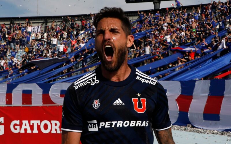 Joaquín Larrivey celebrando un gol con Universidad de Chile.