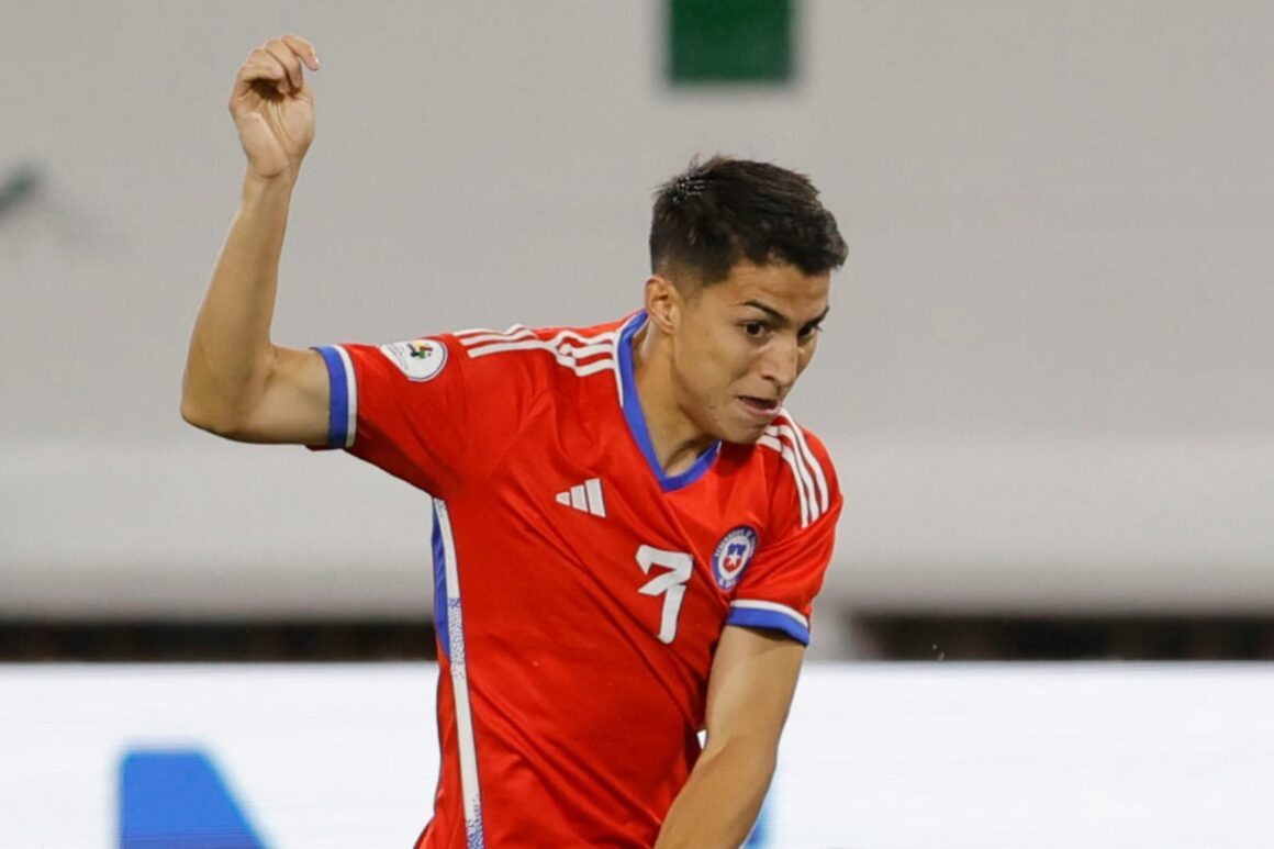 Primer plano a Jonathan Villagra con la camiseta de la Selección Chilena.