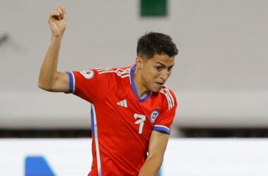 Primer plano a Jonathan Villagra con la camiseta de la Selección Chilena.