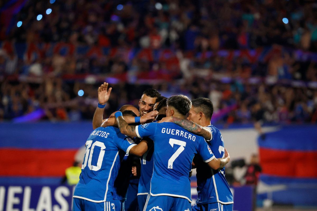 Un bálsamo para la U: los azules le ponen presión a Colo-Colo tras triunfo clave ante Unión La Calera