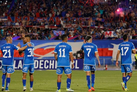 Un bálsamo para la U: los azules le ponen presión a Colo-Colo tras triunfo clave ante Unión La Calera