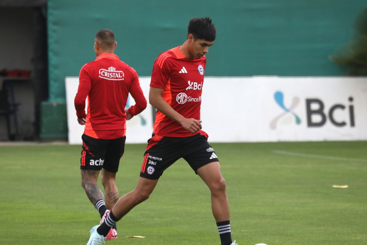 Juan Cristóbal Guarello sale en defensa de exjugador de la U ante período crítico que vive La Roja: "Pero en este momento..."