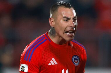 Así fue el furioso tirón de orejas de Eduardo Vargas a uno de sus compañeros tras gol de Brasil