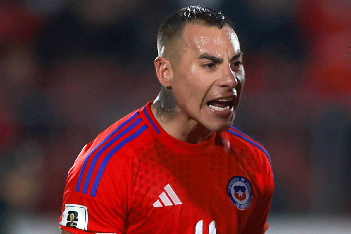 Así fue el furioso tirón de orejas de Eduardo Vargas a uno de sus compañeros tras gol de Brasil