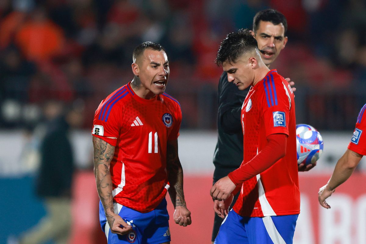 Así fue el furioso tirón de orejas de Eduardo Vargas a uno de sus compañeros tras gol de Brasil