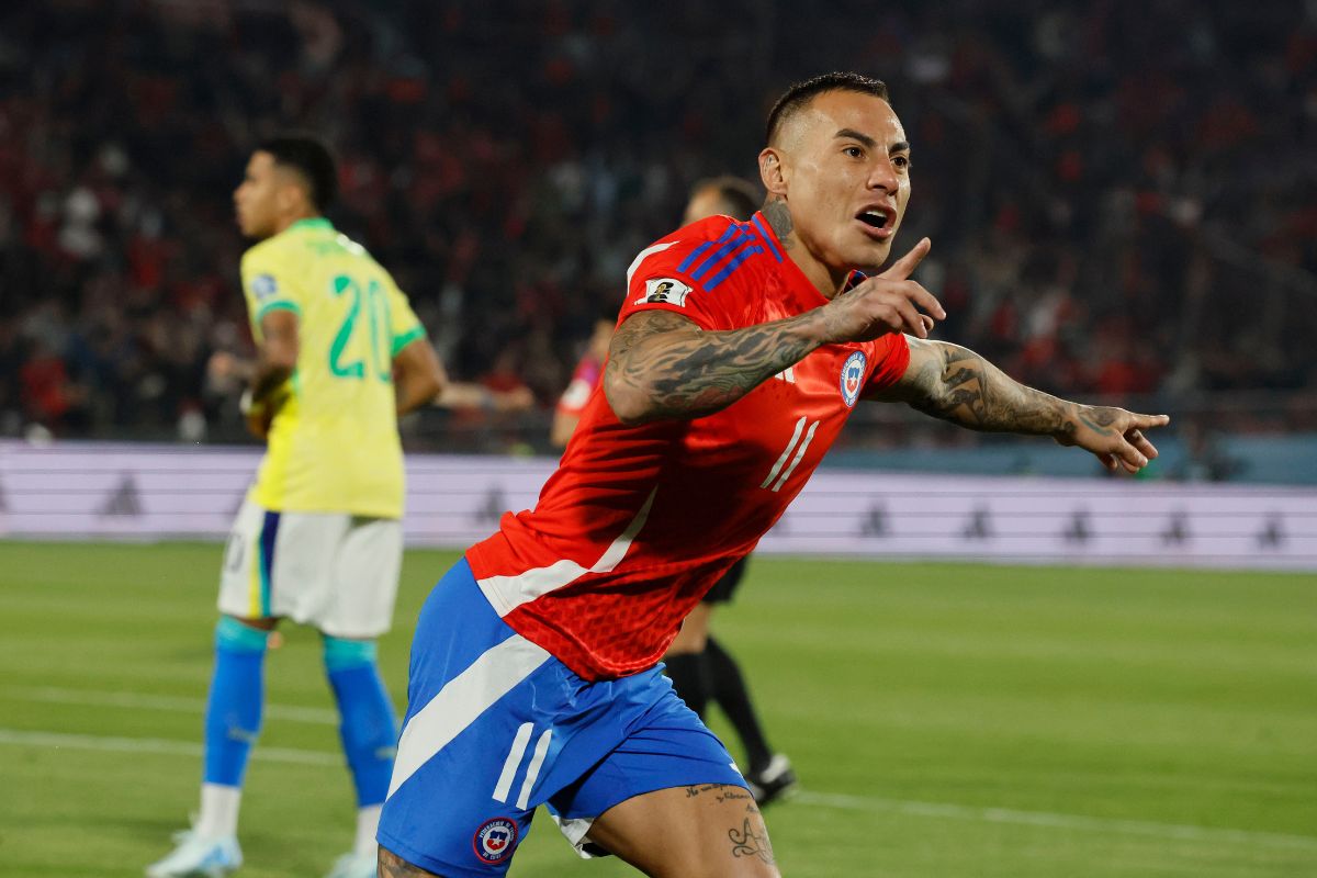 Así fue el furioso tirón de orejas de Eduardo Vargas a uno de sus compañeros tras gol de Brasil