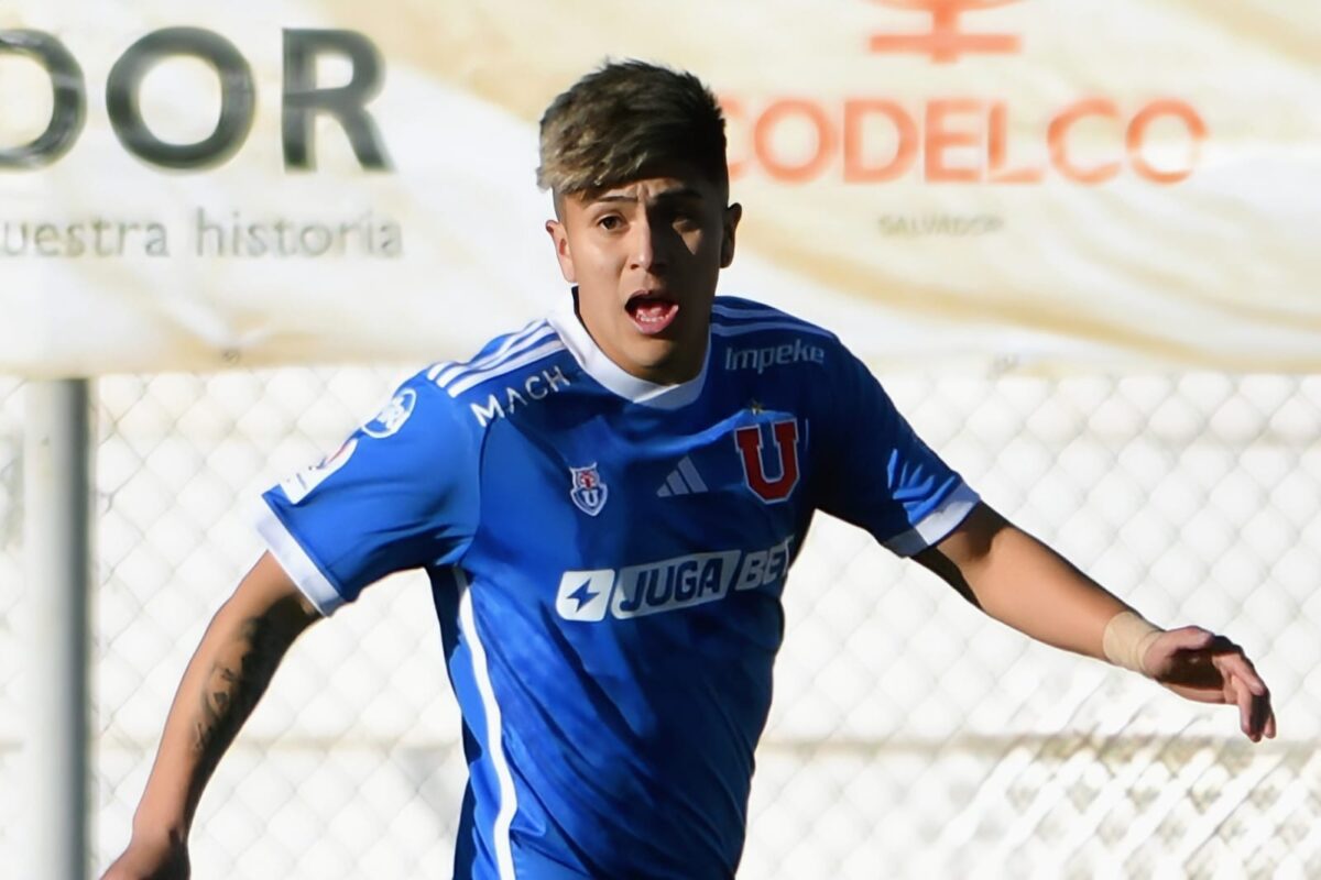 Primer plano a Marcelo Morales con camiseta de Universidad de Chile,