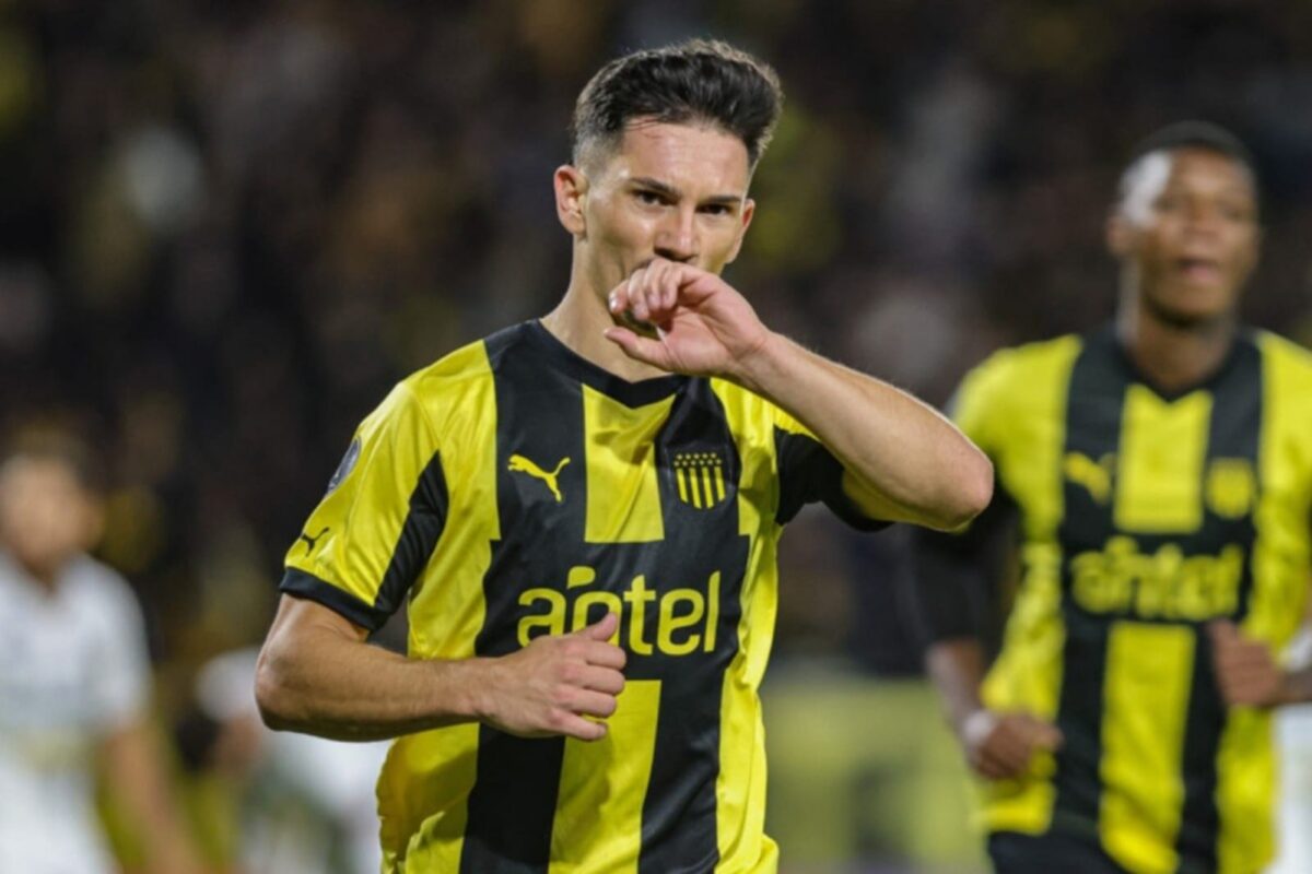 Maximiliano Silveira celebrando un gol con la camiseta de Peñarol.