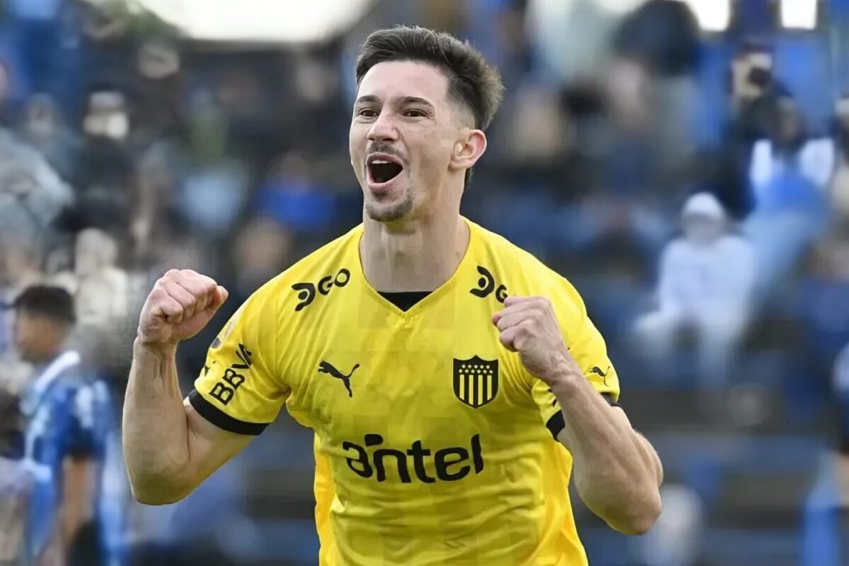 Maximiliano Silveira celebrando un gol con la camiseta de Peñarol.