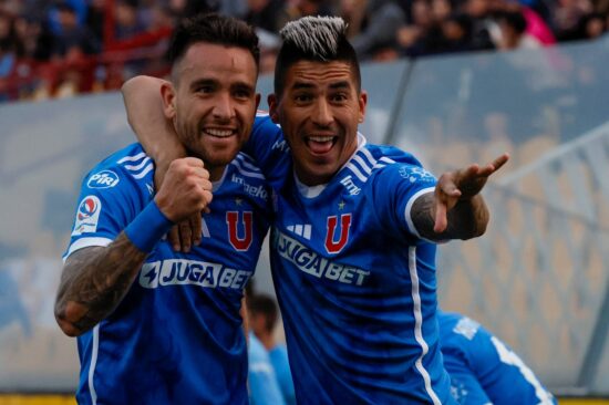 Matías Zaldivia y Leandro Fernández celebrando un gol contra Universidad Católica.