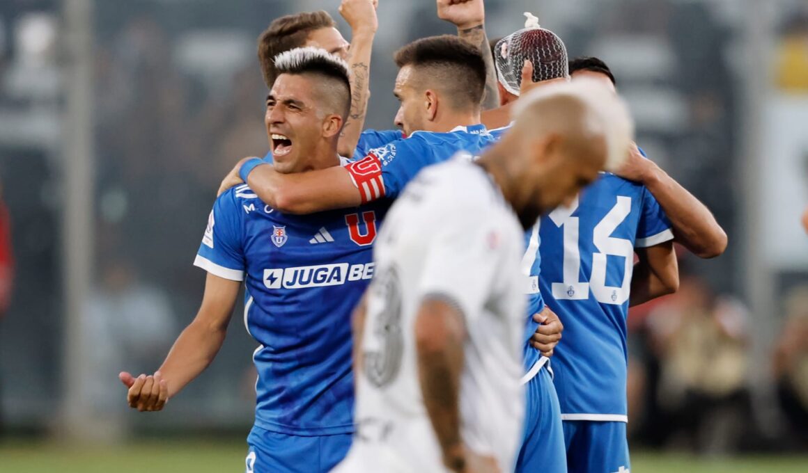 Universidad de Chile celebrando el triunfo vs Colo-Colo en el Estadio Monumental.