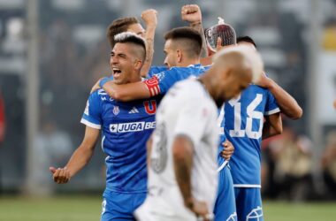 Universidad de Chile celebrando el triunfo vs Colo-Colo en el Estadio Monumental.