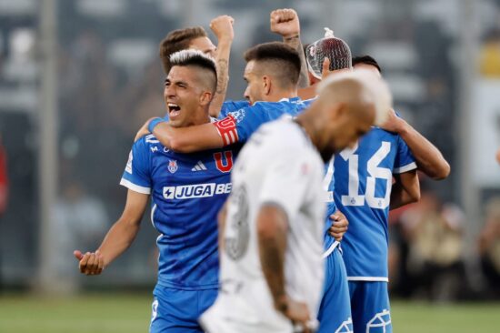 Universidad de Chile celebrando el triunfo vs Colo-Colo en el Estadio Monumental.