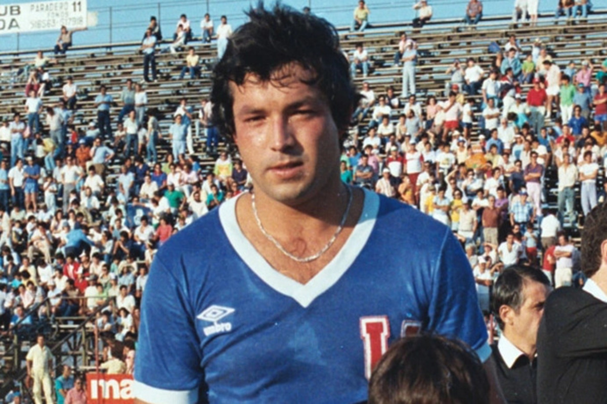 Sandrino Castec con la camiseta de la U.