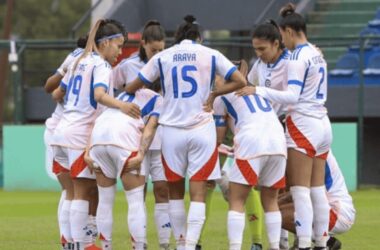 "Con dos Leonas: Luis Mena entrega la lista de convocadas para La Roja Femenina contra Uruguay"